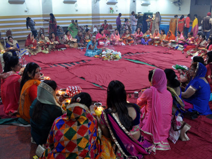 करवा चौथ की कथा सुनतीं महिलाएं, पटना