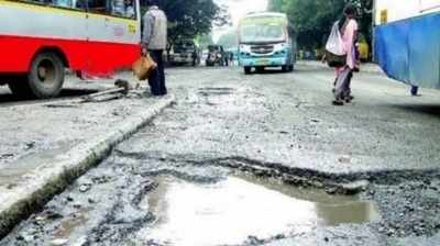 ফের প্রাণ কাড়ল খন্দপথ! গর্ত বাঁচাতে গিয়ে ট্রাকে পিষ্ট বাইশের যুবক