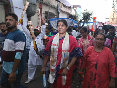 मातोश्रीच्या अंगणातच सेनेला आव्हान देणाऱ्या सावंत यांची हकालपट्टी