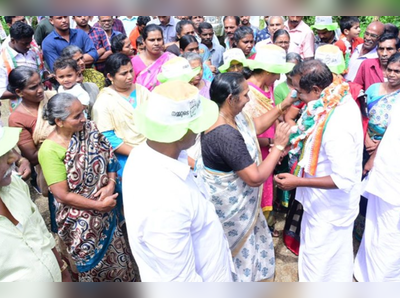 നേതാക്കളെത്താതെ കോന്നിയിലെ കോൺഗ്രസ്; കൊട്ടിക്കലാശത്തിന് അടൂർ പ്രകാശെത്തിയില്ല