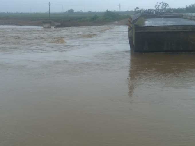 ಮಳೆಯಿಂದ ರಸ್ತೆ ಸಂಚಾರ ಸ್ಥಗಿತ