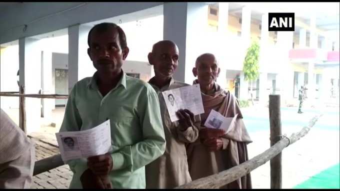 सहारनपुर की गंगोह विधानसभा सीट के लिए एक पोलिंग बूथ में अपनी बारी का इंतजार करते वोटर्स