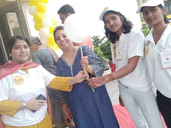 गुड़गांवः मतदाताओं का गुब्बारे देकर किया जा  रहा स्वागत