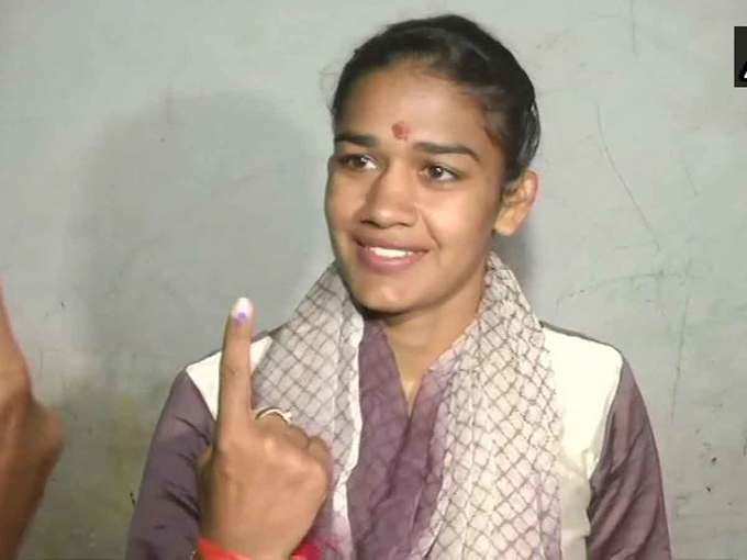 रेसलर बबीता फोगाट ने परिवार के साथ डाला वोट। वह दादरी सीट से बीजेपी के टिकट पर चुनाव लड़ रही हैं।