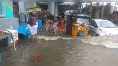 എറണാകുളം സൗത്ത് റെയില്‍വേ സ്റ്റേഷനില്‍ വെള്ളം കയറി; ട്രെയിന്‍ സര്‍വീസുകള്‍ നിര്‍ത്തിവെച്ചു