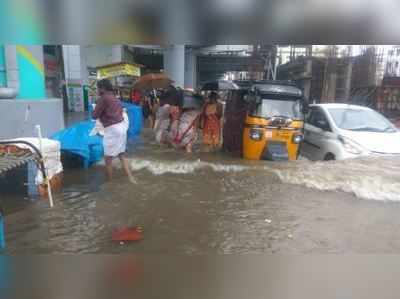 എറണാകുളം സൗത്ത് റെയില്‍വേ സ്റ്റേഷനില്‍ വെള്ളം കയറി; ട്രെയിന്‍ സര്‍വീസുകള്‍ നിര്‍ത്തിവെച്ചു