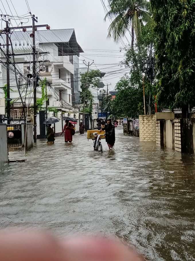 വെള്ളത്തിൽ മുങ്ങി കൊച്ചി നഗരം