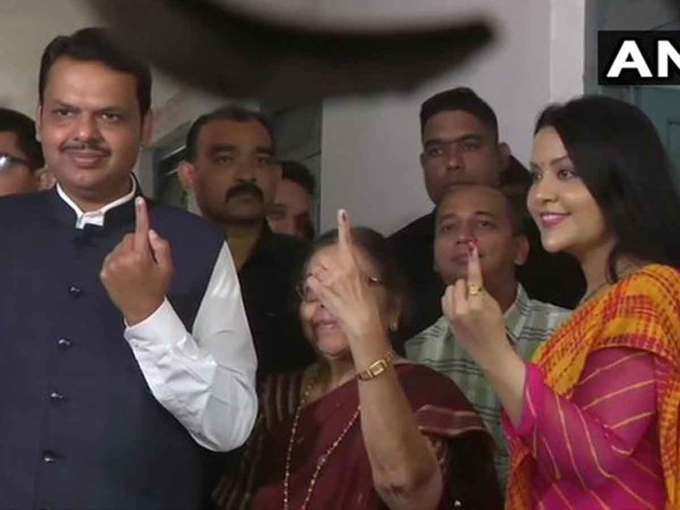 पत्नी अमृता और मां सरिता के साथ मुख्यमंत्री देवेंद्र फडणवीस ने नागपुर में वोट डाला