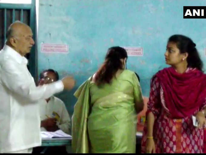 शिंदे ने पत्नी और बेटी संग दिया वोट
