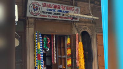 दिल्ली: सिर्फ दो तरह के ग्रीन पटाखे, सबसे पुराने बाजार में कारोबारी बेच रहे फूल और झालर