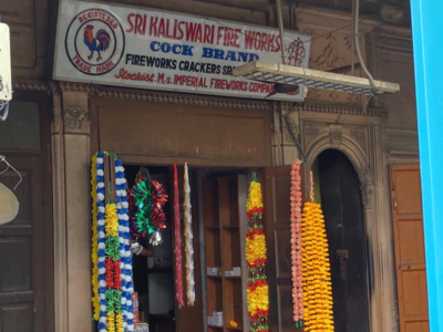 दिल्ली: सिर्फ दो तरह के ग्रीन पटाखे, सबसे पुराने बाजार में कारोबारी बेच रहे फूल और झालर