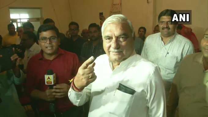 कांग्रेस के वरिष्ठ नेता और हरियाणा के पूर्व मुख्यमंत्री भूपेंद्र सिंह हुड्डा ने रोहतक में डाला वोट