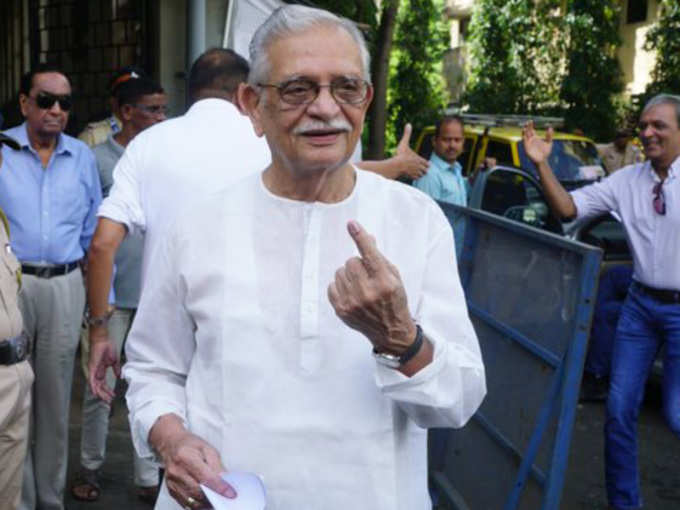 गीतकार गुलजार ने दिया वोट