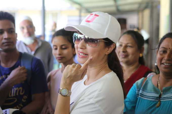 अभिनेत्री उर्मिला मातोंडकर ने डाला वोट, आम चुनाव में वह मुंबई उत्तर से कांग्रेस की उम्मीदवार थीं