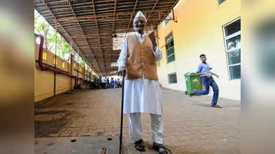 महाराष्ट्र विधानसभा चुनाव: पैदल चलकर वोट डालने पहुंचे 100 साल के खिलाड़ी राम शर्मा