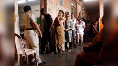 महाराष्ट्र चुनाव: वोट डालने पहुंची महिला को पोलिंग अधिकारियों ने मृत बताकर लौटाया