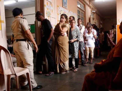 महाराष्ट्र चुनाव: वोट डालने पहुंची महिला को पोलिंग अधिकारियों ने मृत बताकर लौटाया