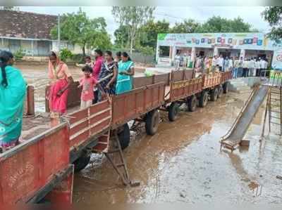 വോട്ട് ചെയ്യാൻ തീരുമാനിച്ചാൽ ചെയ്യിപ്പിച്ചിട്ടേ വിടൂ!!; റോഡിൽ ചെളി നിറഞ്ഞു, നൂതന മാര്‍ഗമൊരുക്കി അധികൃതര്‍