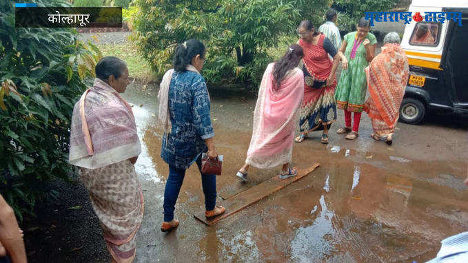 पाऊस थांबला... पण चिखलामुळे मतदारांचे हाल