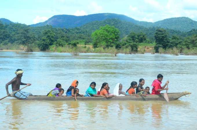 ചത്തീസ്ഗഡിൽ തോണി തുഴഞ്ഞ് വോട്ട്ചെയ്യാൻ പോകുന്ന ആളുകൾ