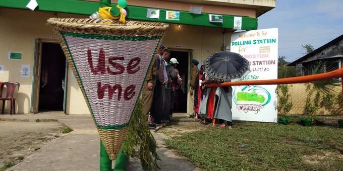 മേഘാലയയിലെ പോളിങ് സ്റ്റേഷനിൽ സ്ഥാപിച്ചിരിക്കുന്ന മാലിന്യക്കൂട