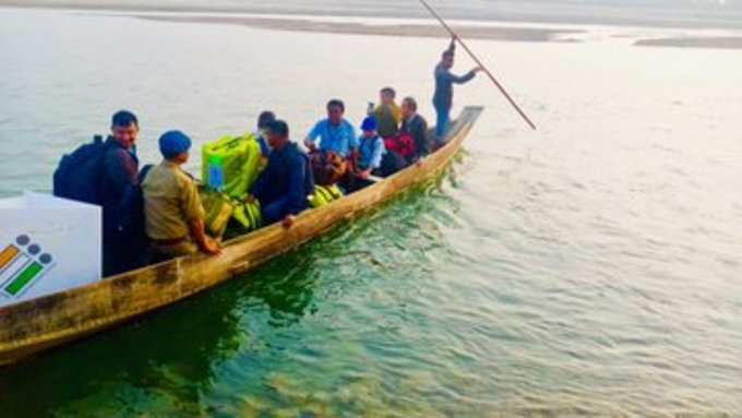 ബംഗ്ലാദേശ് അതിർത്തിയിൽ വോട്ടിങ് സാമഗ്രികളുമായി പോകുന്ന ഉദ്യോഗസ്ഥർ