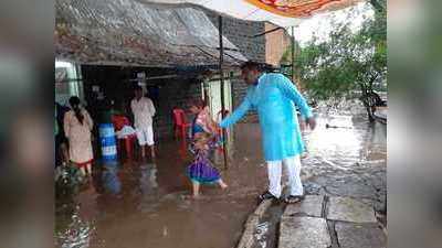 सोलापूर शहरातमतदान केंद्रांत पाणी