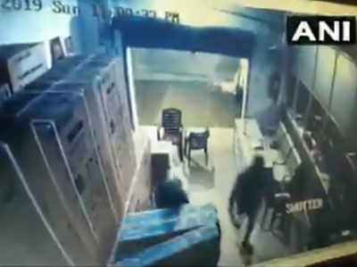 बिहार: बदमाशों ने गोदाम से लूटे 50 लाख रुपये के एलईडी टीवी, विडियो वायरल
