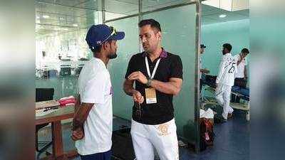 India vs South Africa: तीन महीने बाद भारतीय ड्रेसिंग रूम में दिखे धोनी, रांची टेस्ट जीत के बाद शाहबाज नदीम से की बात