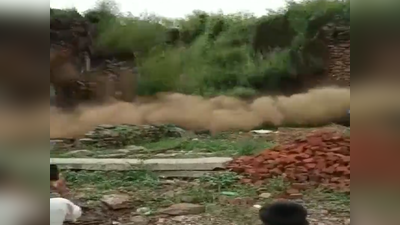 विडियो: कर्नाटक में बारिश के बाद ताश के पत्तों की तरह ढह गया घर