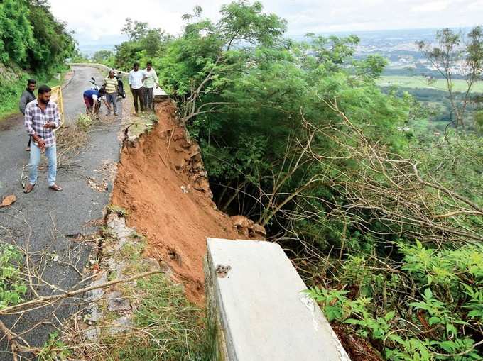 ಮೈಸೂರಿನಲ್ಲಿ ಕಳೆದ ಎರಡು ದಿನಗಳಿಂದ ಸುರಿಯುತ್ತಿರುವ ಧಾರಾಕಾರ ಮಳೆಯಿಂದಾಗಿ ಚಾಮುಂಡಿ ಬೆಟ್ಟದಲ್ಲಿ ಭೂಕುಸಿತ ಸಂಭವಿಸಿದೆ.