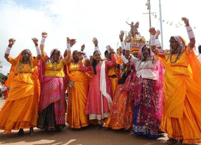 ಕುಣಿಯುತ್ತಿರುವ ಮಹಿಳೆಯರು