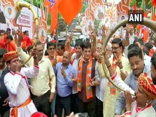Haryana Election 2019 Counting: மகாராஷ்டிராவில் சரவெடி கொண்டாட்டத்தில் பாஜக தொண்டர்கள்!