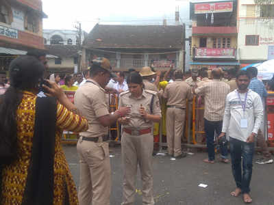 ಹಾಸನಾಂಬೆ ದರ್ಶನಕ್ಕೆ ಭಾರಿ ಸಂಖ್ಯೆಯಲ್ಲಿ ಹರಿದು ಬರುತ್ತಿರುವ ಭಕ್ತ ಜನಸಾಗರ