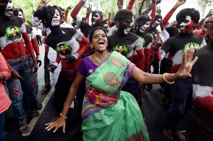 aiadmk-supporters-celebrate-party-s-victory-in-tamil-nadu-s-assembly-elections_1463713849160
