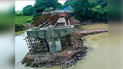 तेलंगाना: महीनों से टूटा हुआ है पुल, डूबे हुए रास्ते से गुजरते स्टूडेंट्स का विडियो वायरल