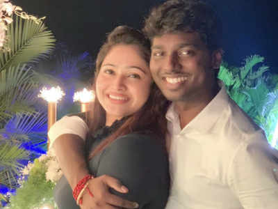 Priya Atlee: எங்கூட நேரம் ஒதுக்காம இன்டர்வியூ கொடுத்துட்டுருக்க: அட்லியிடம் கேள்வி கேட்ட ப்ரியா!