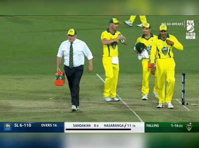 पंतप्रधान जेव्हा क्रिकेटपटूंसाठी पाणी घेऊन मैदानावर जातात!