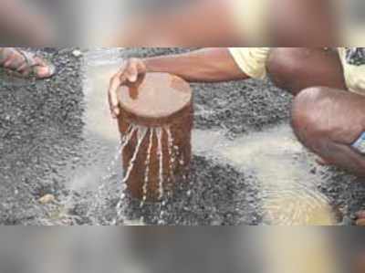 ಕೊಳವೆಬಾವಿಯಲ್ಲಿ ಚಿಮ್ಮುತ್ತಿದೆ ನೀರು