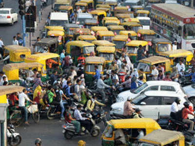 लखनऊः बाजार में भीड़ से यातायात व्यवस्था चरमराई, घंटों जाम में फंसे रहे लोग