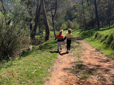 Australia Snake Catcher : இந்த புகைப்படத்தில் பாம்பு எங்குள்ளது கண்டுபிடியுங்கள் பார்ப்போம்