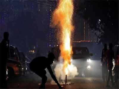 रात्री दहानंतर फटाके वाजवू नका, आवाजाची मर्यादा पाळा; मुंबई पोलिसांचे आवाहन