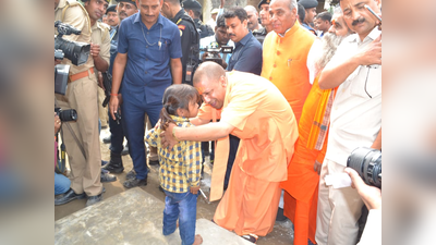 गोरखपुुर: सीएम योगी ने वनटांगिया मजदूरों और उनके बच्चों संग मनाई दिवाली