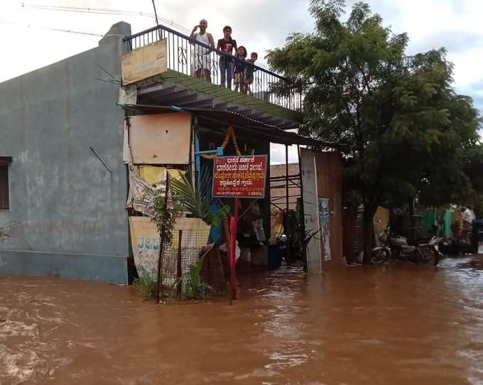 ಕೋಡಿ ಬಿದ್ದಿರುವ ಕೆರೆ