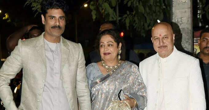 Hema Malini, Anupam Kher, Randeep Hooda and other celebrities attend Amitabh Bachchan&#39;s Diwali Party