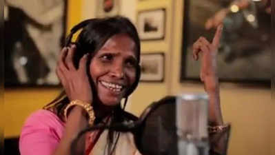 राणू मंडलनं गायलं शाहरुखचं गाणं; व्हिडिओ व्हायरल