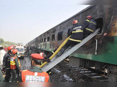 पाकिस्तानात रेल्वेला भीषण आग
