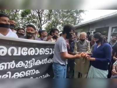 വാളയാ‍ര്‍: കുർബാനി ലൊക്കേഷനിൽ വായ് മൂടിക്കെട്ടി പ്രതിഷേധിച്ച് ഷെയ്ൻ നിഗവും കൂട്ടരും