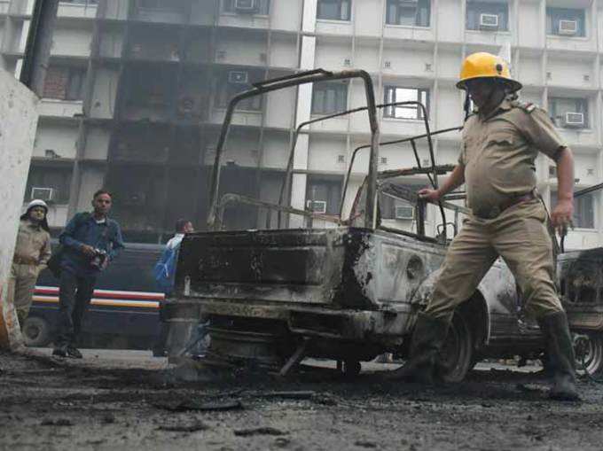 पुलिस की गाड़ियों में लगा दी आग