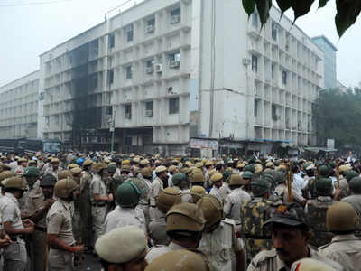 यूं एक अफवाह पर तीस हजारी कोर्ट में छिड़ा महाभारत, घंटों चलती रहीं पुलिस और वकीलों में झड़पें